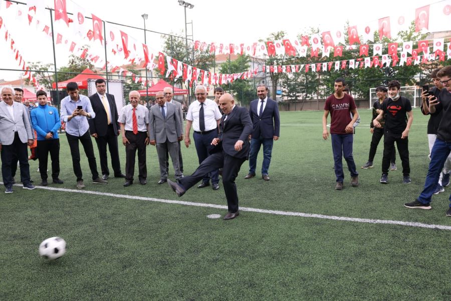 YENİ HALI SAHADA İLK PENALTI BAŞKAN ALTINOK’TAN