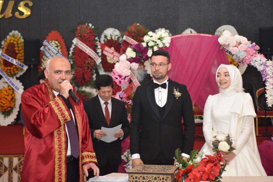 Belediye Başkanı bu kez kendi kızının nikahını kıydı