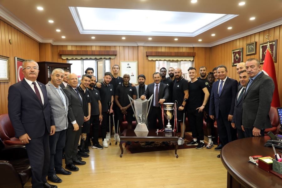 ŞAMPİYON KUPALARINI DEMİREL