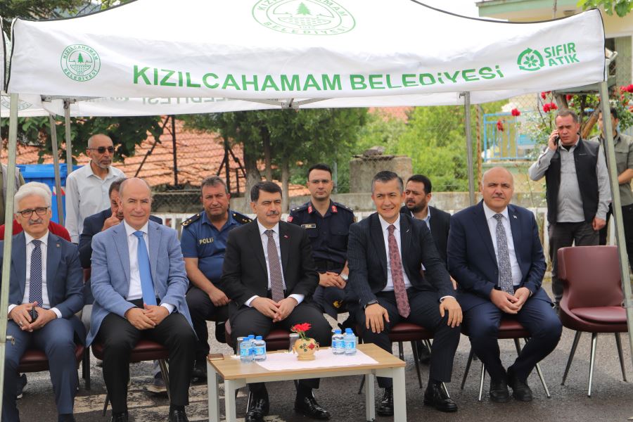 Vali Şahin, Kızılcahamam’da öğrencilerin  karne heyecanını paylaştı