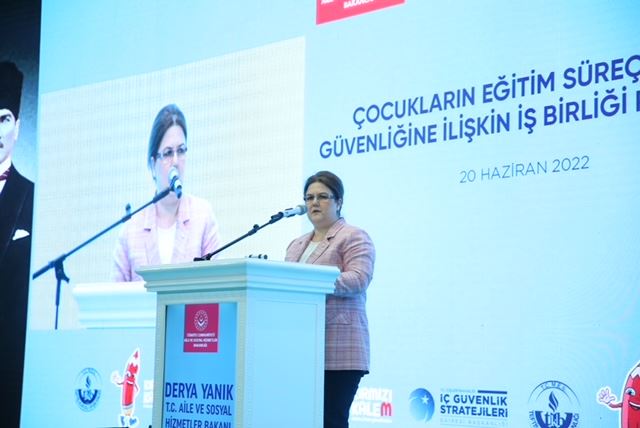 Üç Bakan Çocuklar İçin İmza Attı
