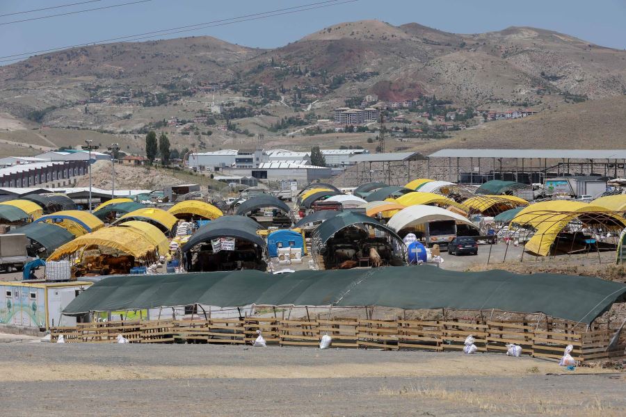 Yakacık’ta çadırlar kurulmaya başladı