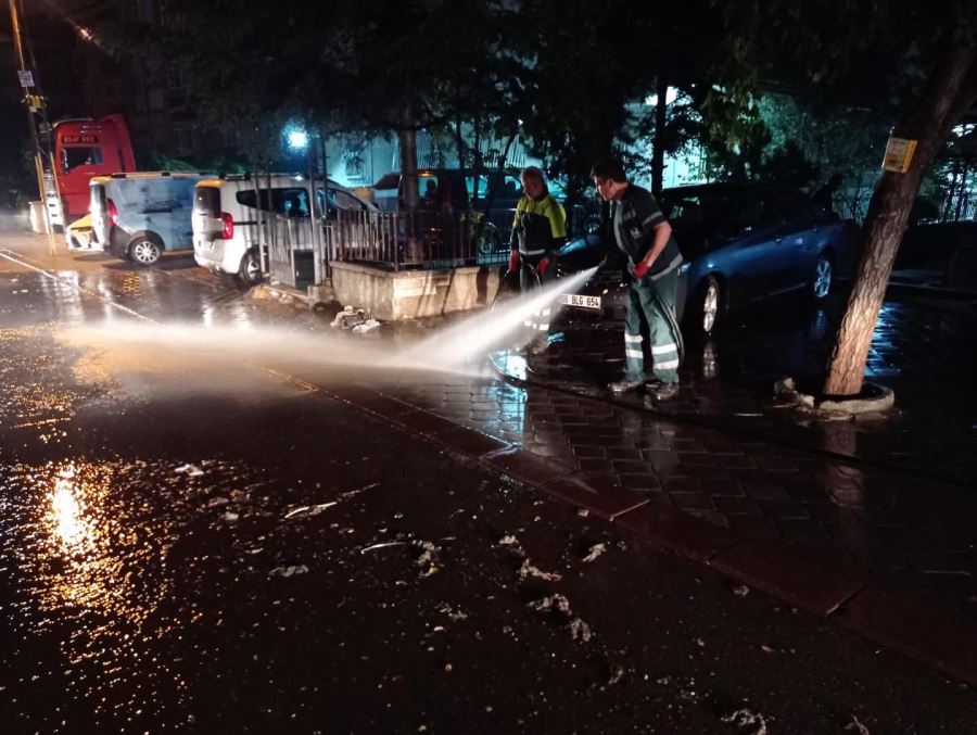 KEÇİÖREN BELEDİYESİ İLÇEYİ  BAŞTAN AŞAĞI TEMİZLİYOR