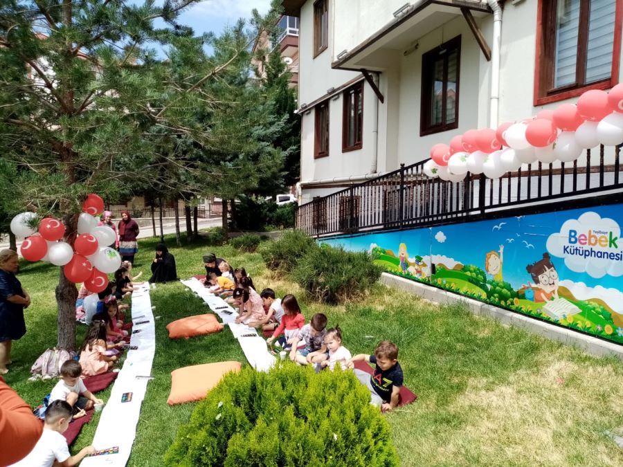 Kütüphanede Resim Şenliği