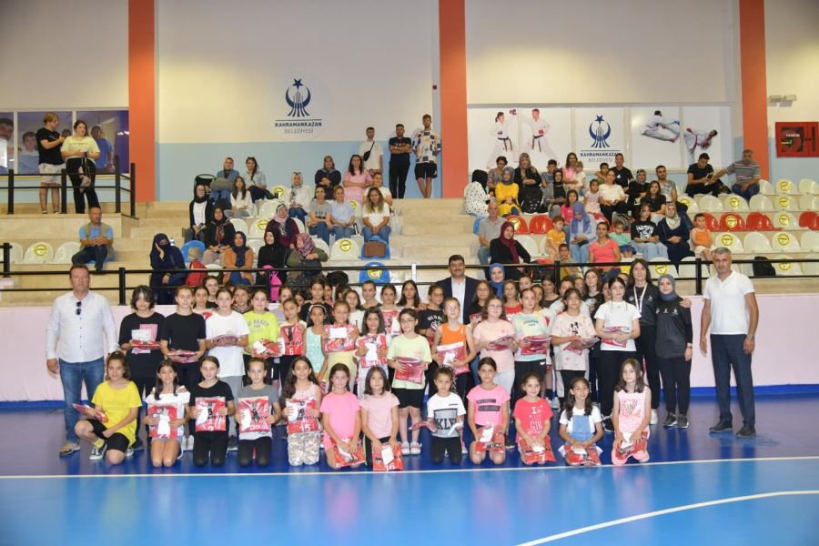 Yaz Spor Okullarını devam eden  öğrencilere lisanslı forma  