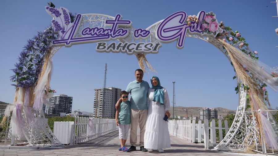 ANI ÖLÜMSÜZLEŞTİRMEK İSTEYEN  ÇEKİM PLATOSUNA KOŞUYOR
