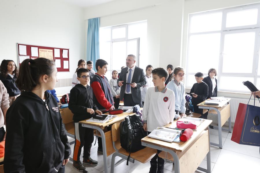 MURAT ERCAN’DAN ÖĞRENCİLERE AKILLI KALEM SÜRPRİZİ