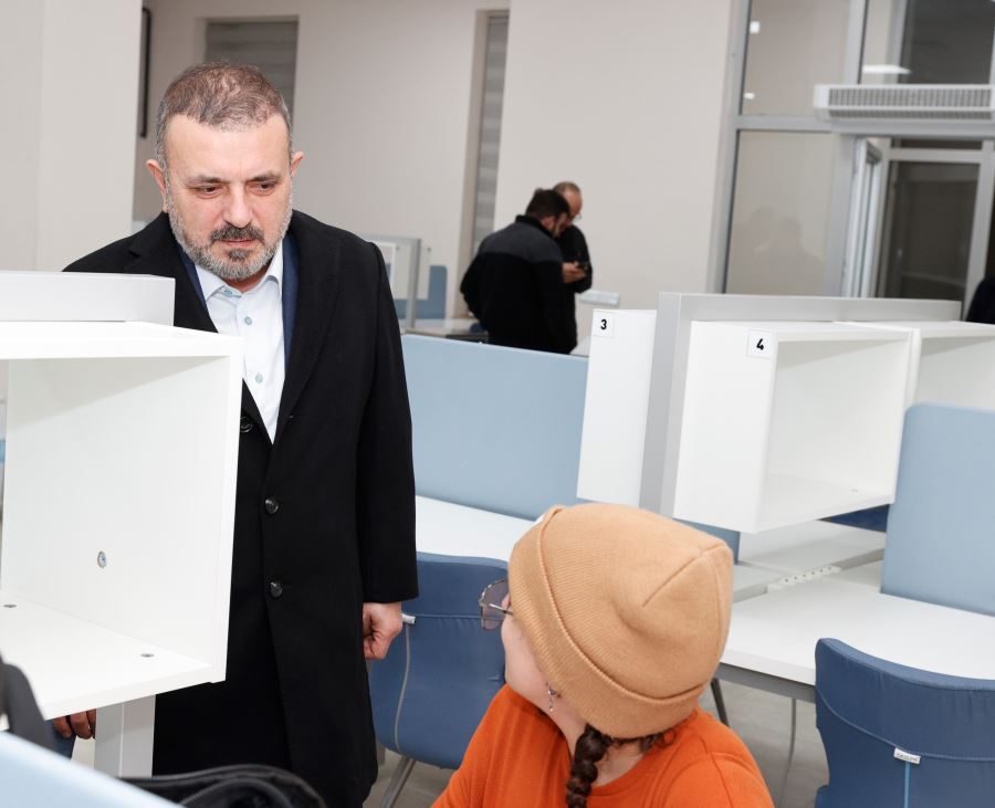BAŞKAN ERCAN’DAN MİLLET KIRAATHANESİNDE GENÇLERE SÜRPRİZ ZİYARET