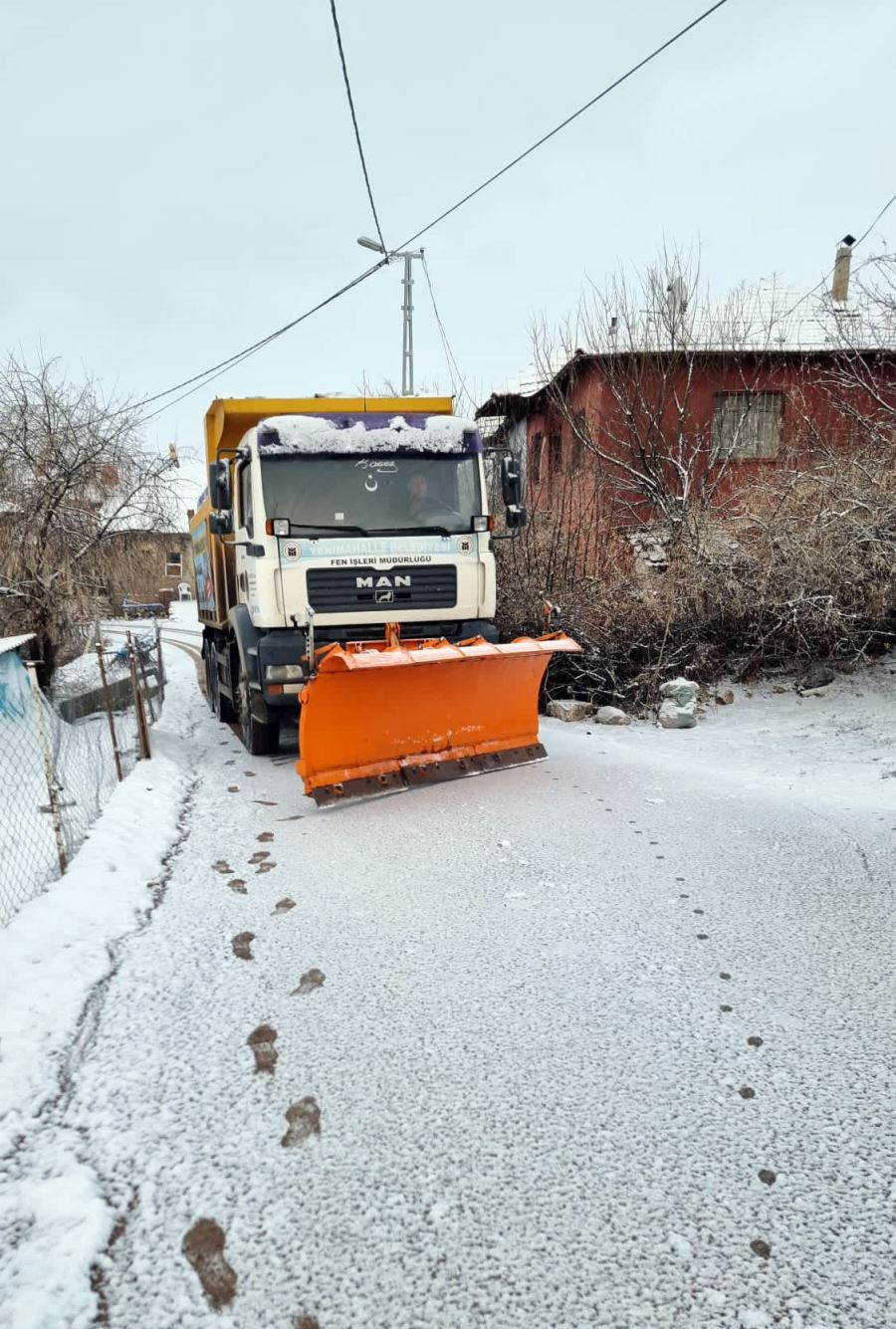 Yenimahalle’de kar mesaisi