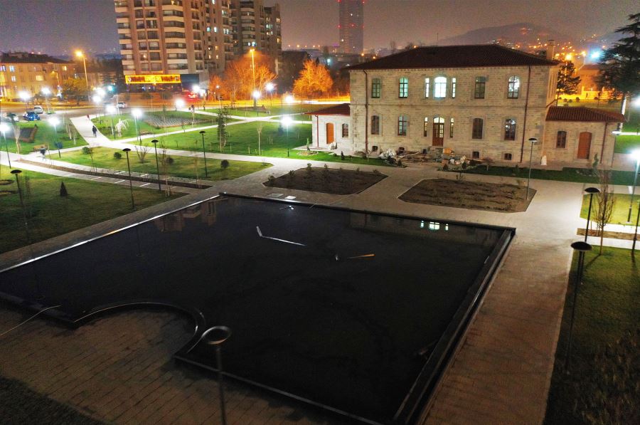 TARİHİ MÜZE GECE AYRI GÜNDÜZ AYRI GÜZEL