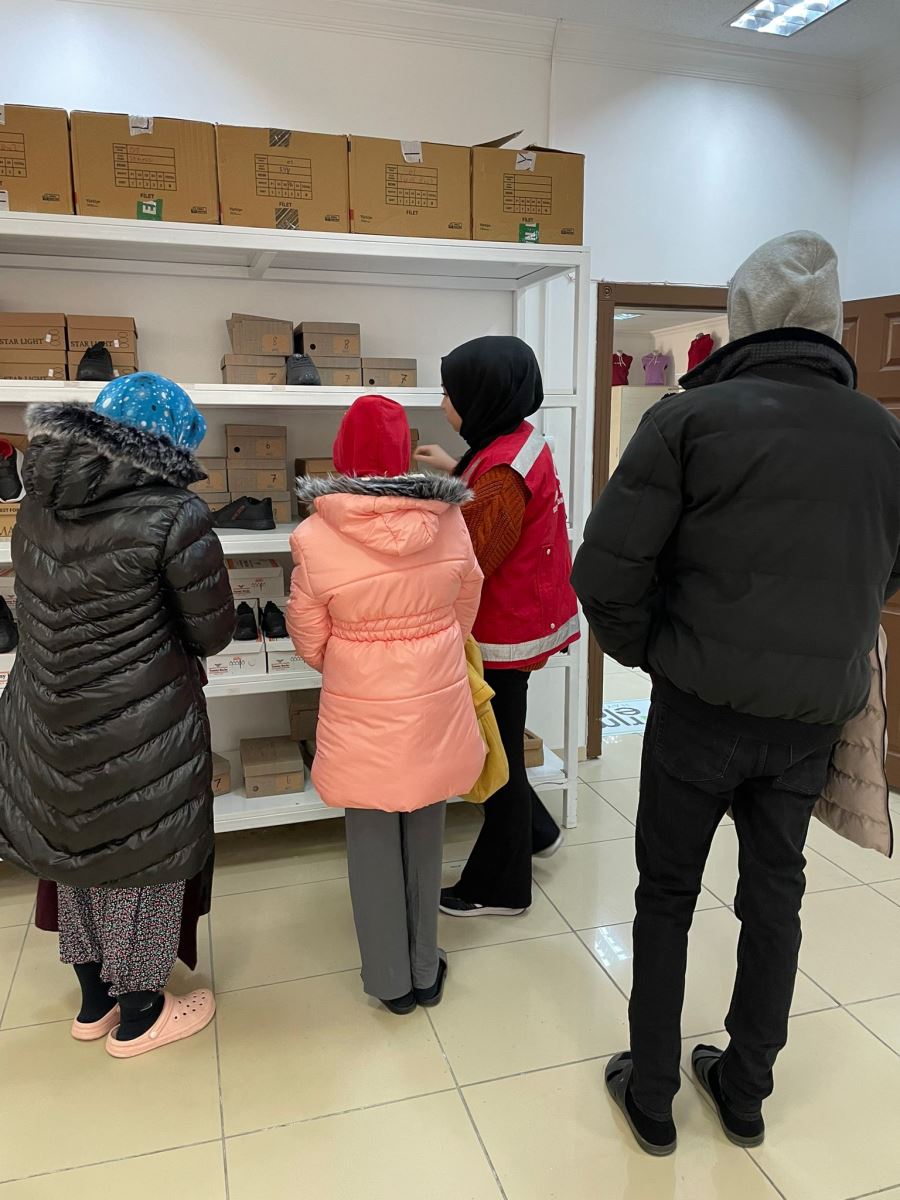 YARIM ELMA HAYIR ÇARŞISI SİNCAN’A  GELEN DEPREMZEDELERİN YANINDA