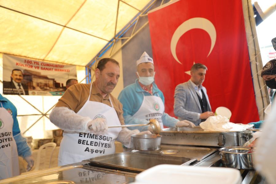 DEMİREL İFTARLIK DAĞITTI