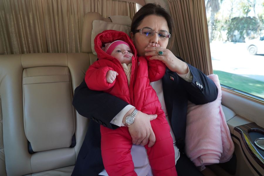“Mucize Bebek” Bakan Derya Yanık Tarafından Annesine Teslim Edildi