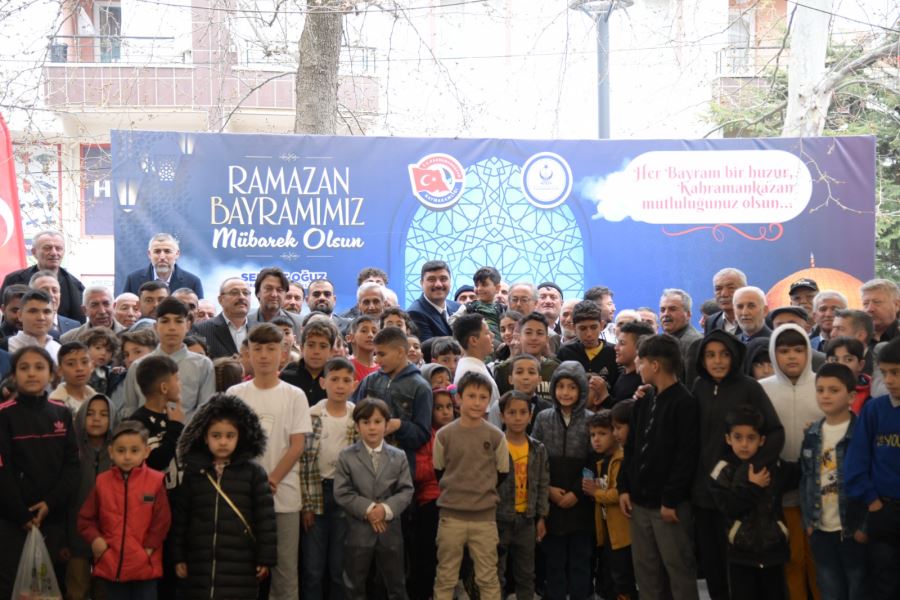 ŞEKERLER VE HARÇLIKLAR BAŞKAN OĞUZ’DAN 