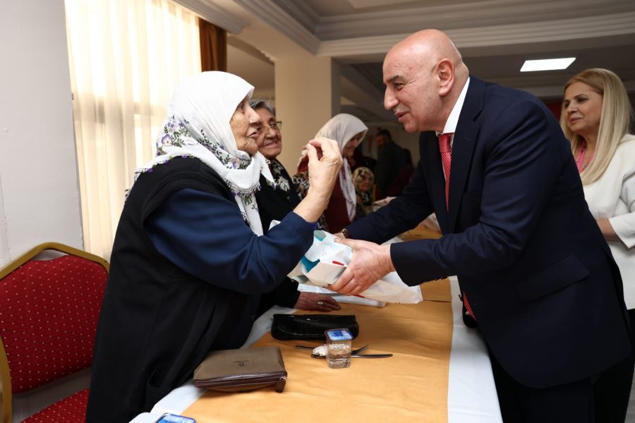 BAŞKAN ALTINOK HUZUREVİ’NDEKİ BAYRAM SEVİNCİNE ORTAK OLDU