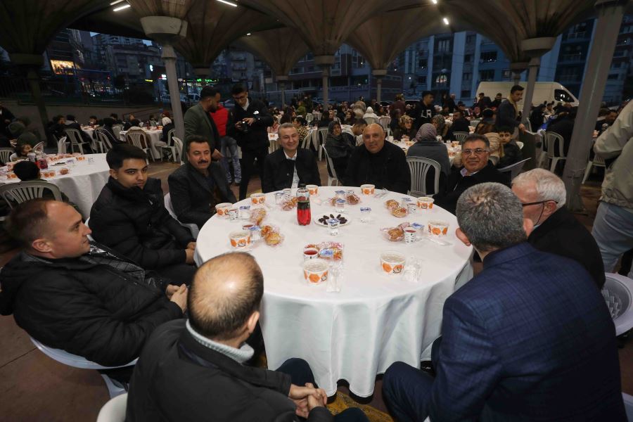 Fethi Yaşar, vatandaşlarla birlikte oruç açtı