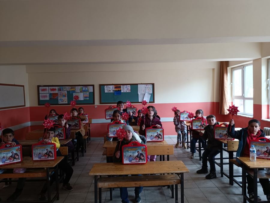 ERKENEK’TEKİ MİNİKLERE KIRTASİYE DESTEĞİ