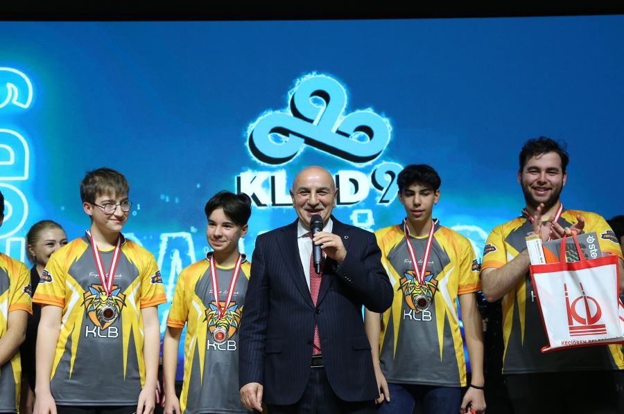 ROB-OKUL ROBOT YARIŞMASI’NIN KAZANANLARI HEDİYELERİ KAPACAK