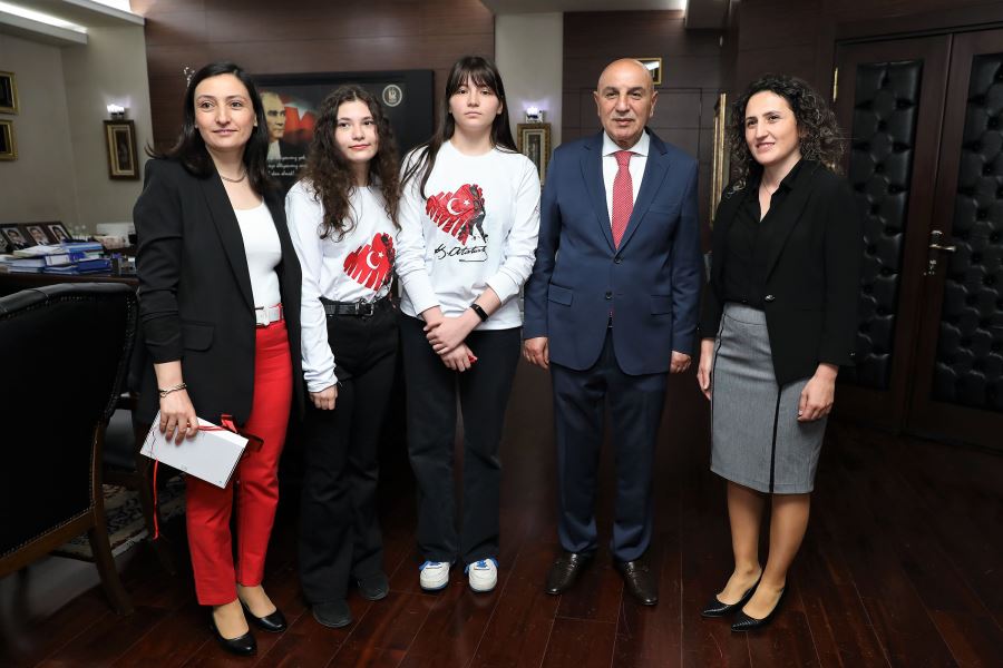 ROBOT YARIŞMASINI KAZANAN GENÇLER ÖDÜLLERİNİ ALDILAR