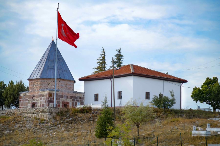 BAŞKAN OĞUZ TURASANŞAH TÜRBESİNDE İNCELEMELERDE BULUNDU 