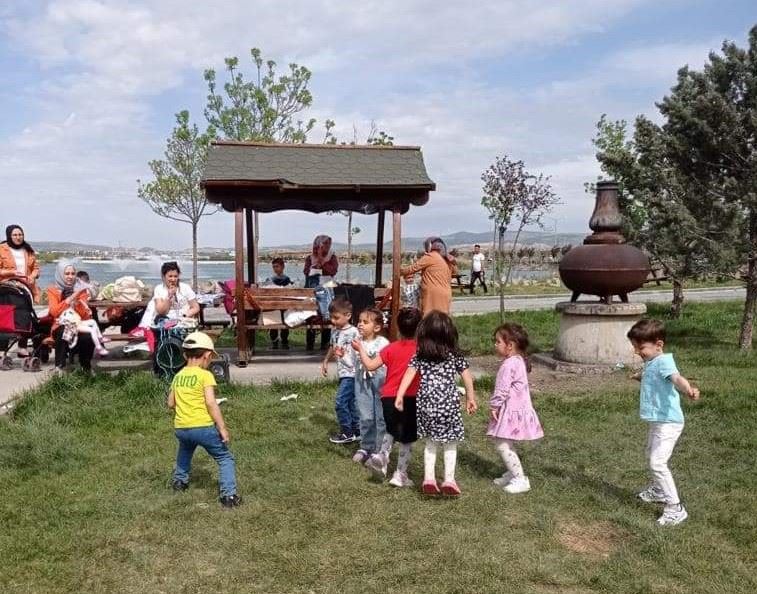 SİNCAN’DA ÇOCUKLAR GÜZEL HAVANIN TADINI ÇIKARDI