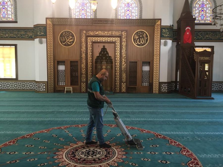 KEÇİÖREN’DEKİ CAMİLERDE BAYRAM TEMİZLİĞİ