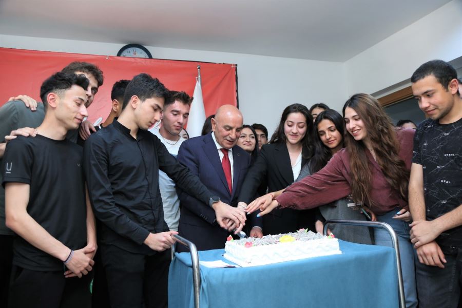 BAŞKAN ALTINOK YKS ÖĞRENCİLERİYLE PASTA KESTİ