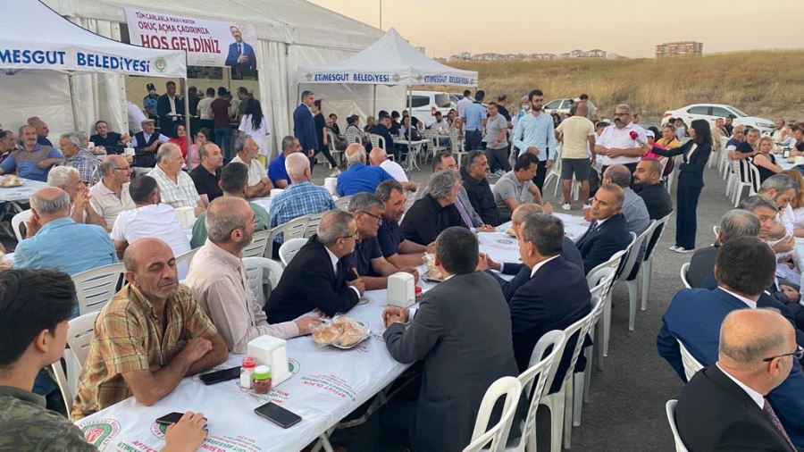 MUHARREM ORUÇLARINI CEMEVİ İNŞAATI ÖNÜNDE AÇTILAR