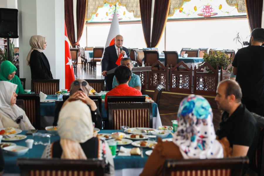 BAŞKAN ALTINOK ŞEHİT VE  GAZİ AİLELERİYLE BULUŞTU 
