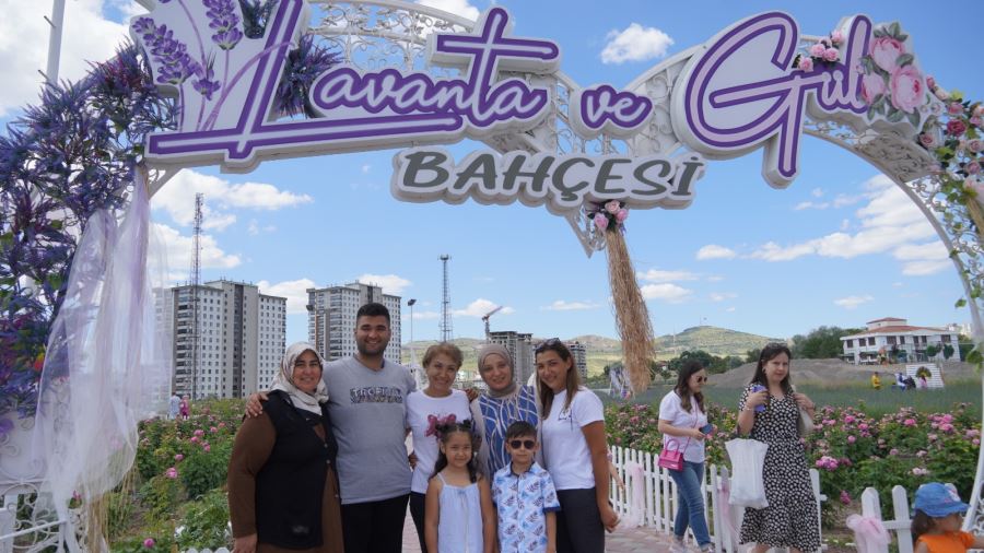 GENÇ YAŞLI HERKES LAVANTA VE GÜL BAHÇESİ  ÇEKİM PLATOSUNDA ANI ÖLÜMSÜZLEŞTİRİYOR