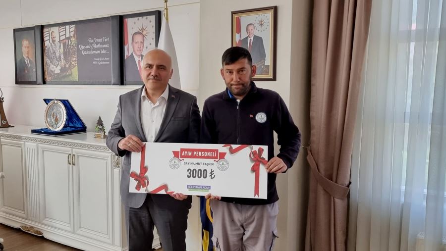 BAŞKAN ACAR, AYIN PERSONELİNİ ÖDÜLLENDİRDİ