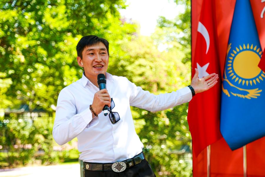 KAZAK MİLLİ ŞAİRİ ABAY KUNANBAYEV DOĞUMUNUN 178’İNCİ YILINDA ANILDI