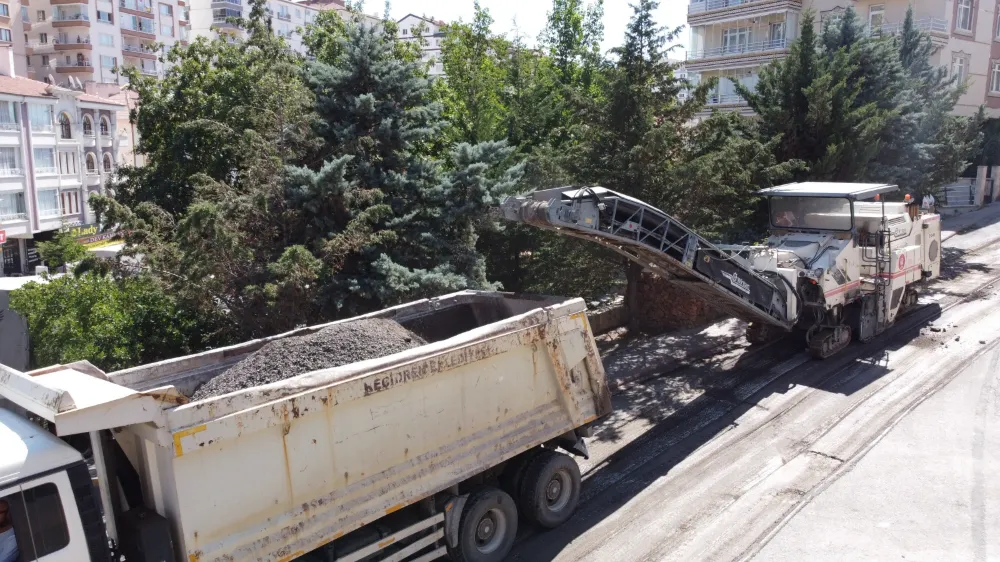 KEÇİÖREN’İN SOKAKLARI  SICAK ASFALTLA YENİLENİYOR