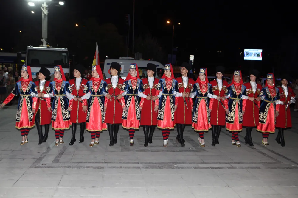 Kardeş Ülkelerin dans gösterileri büyük alkış topladı
