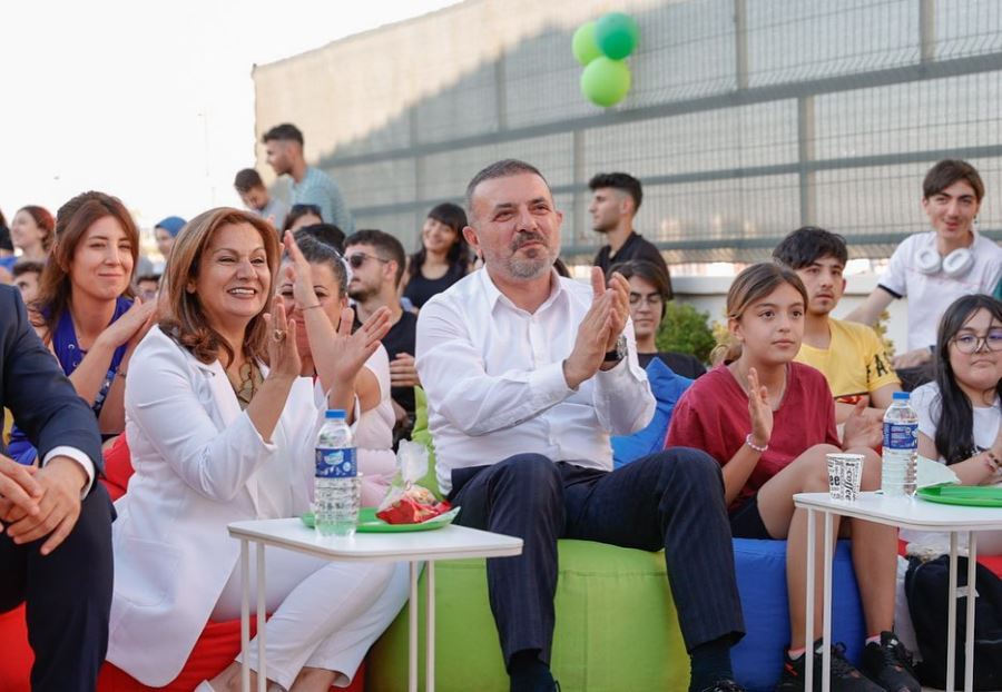 SİNCANLI GENÇLER ŞARKI SÖYLEDİ BAŞKAN ERCAN EŞLİK ETTİ