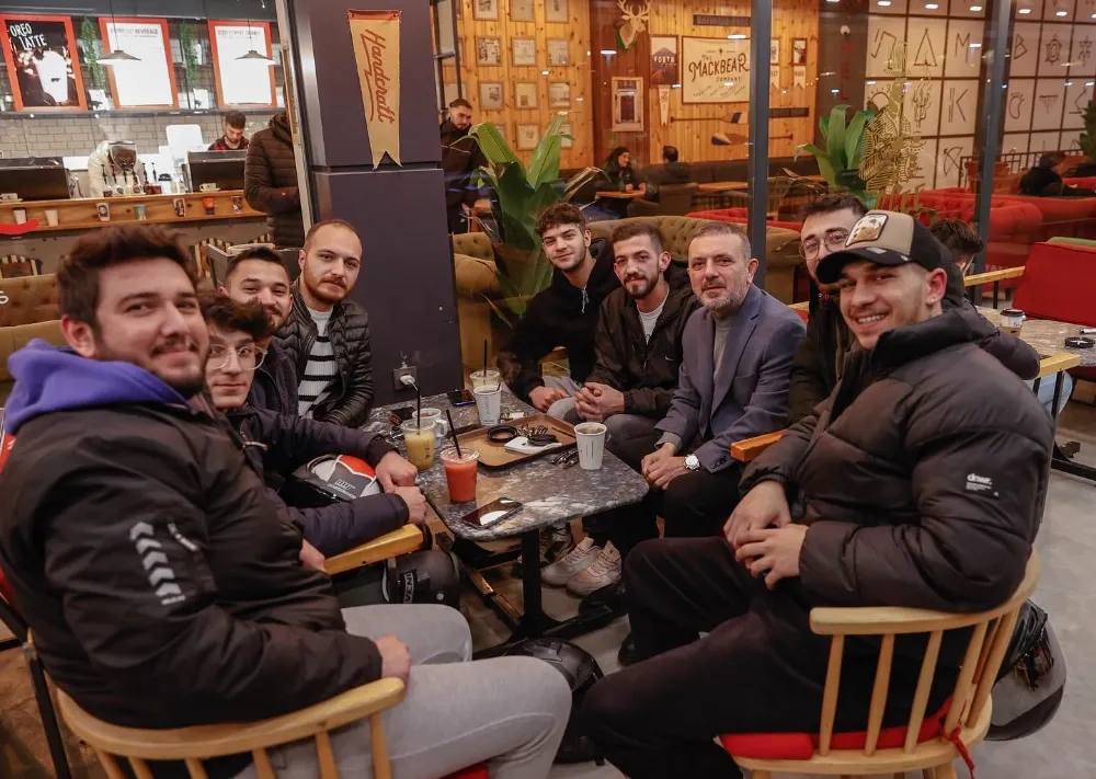 BAŞKAN MURAT ERCAN VATANDAŞLA KUCAKLAŞIYOR 