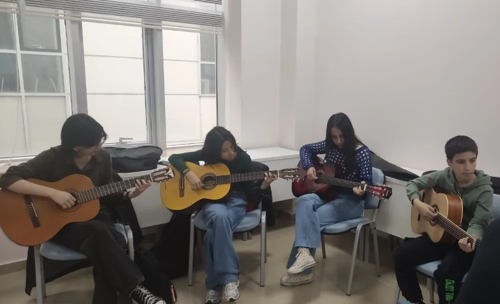 SİNCAN BELEDİYESİ GİTAR KURSU MÜZİK TUTKUNLARINI AĞIRLIYOR