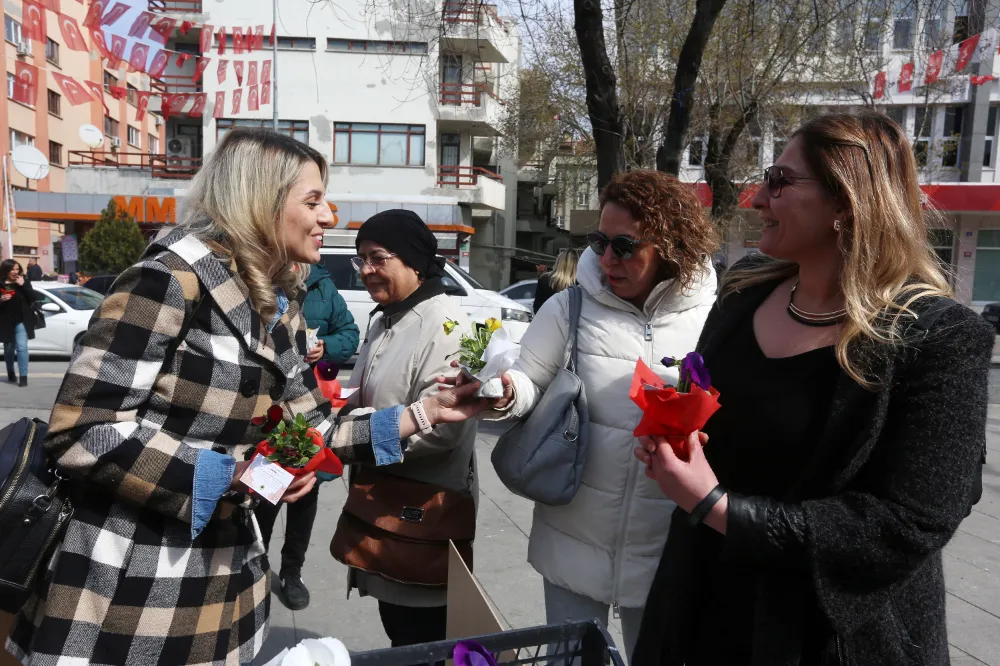 Yenimahalle Belediyesi’nden  kadınlara menekşe sürprizi