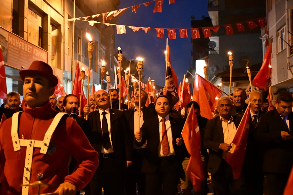 KALECİK’TE 29 EKİM COŞKUSU: CUMHURİYET ATEŞİYLE ALEVLENDİ