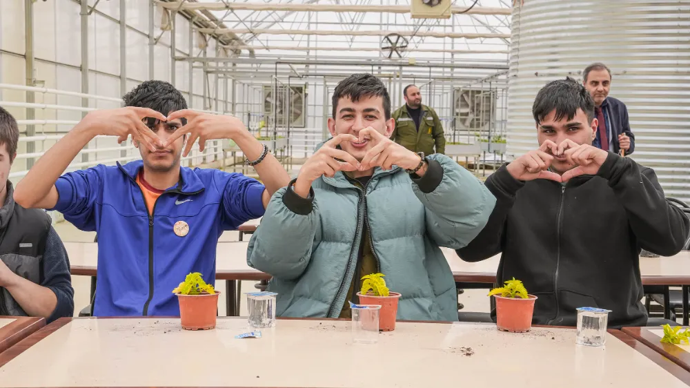 SERANIN ÖZEL KONUKLARI ÇİÇEK DİKTİ