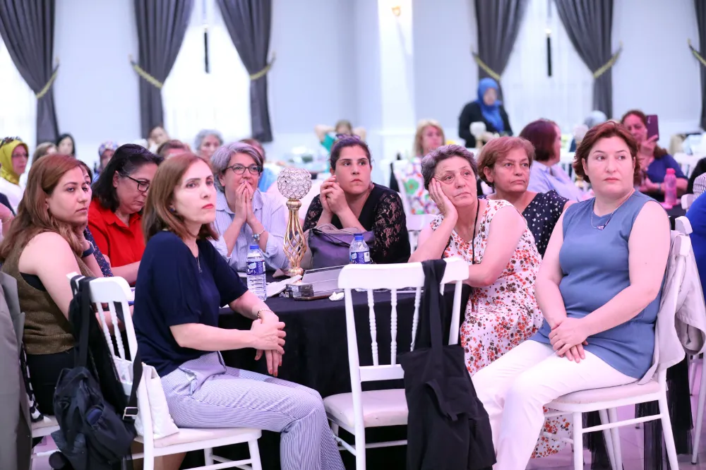 Üreten kadınlar sertifikalarını Başkan Yaşar’dan aldı