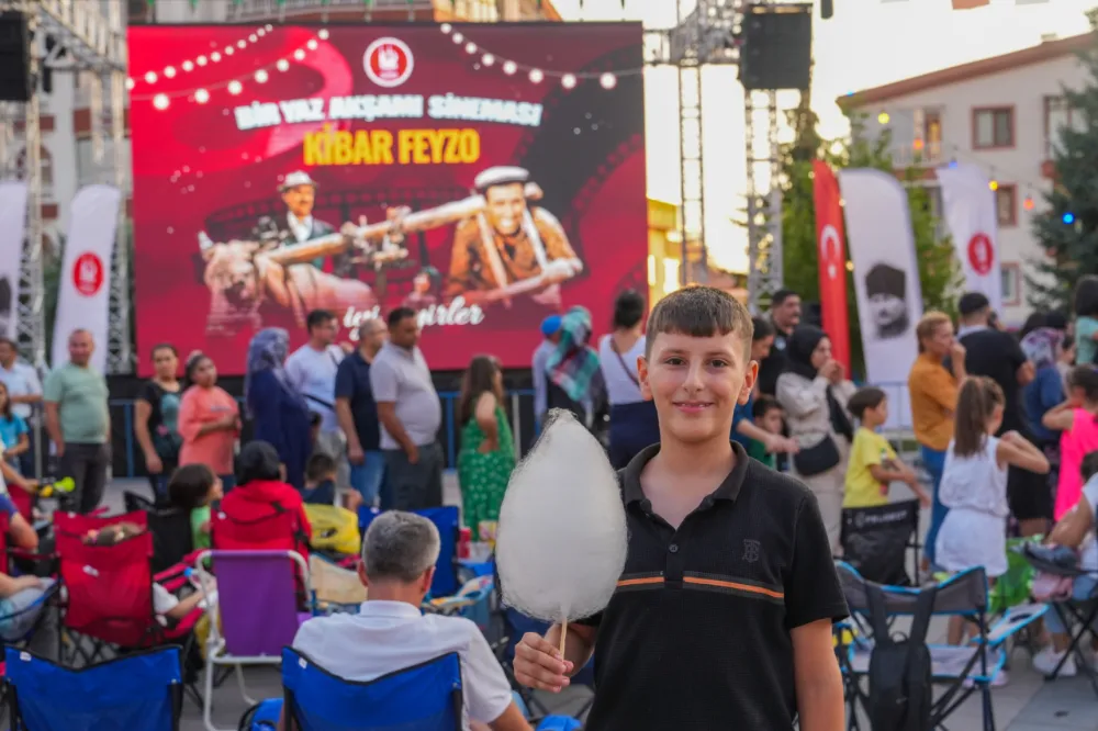 KEÇİÖRENLİLER AÇIK HAVA SİNEMASINI SEVDİ