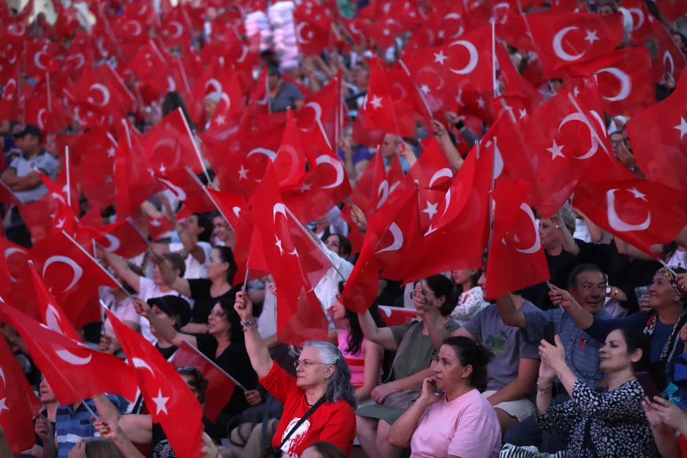Zafer kutlamaları Emel Sayın’la taçlandı